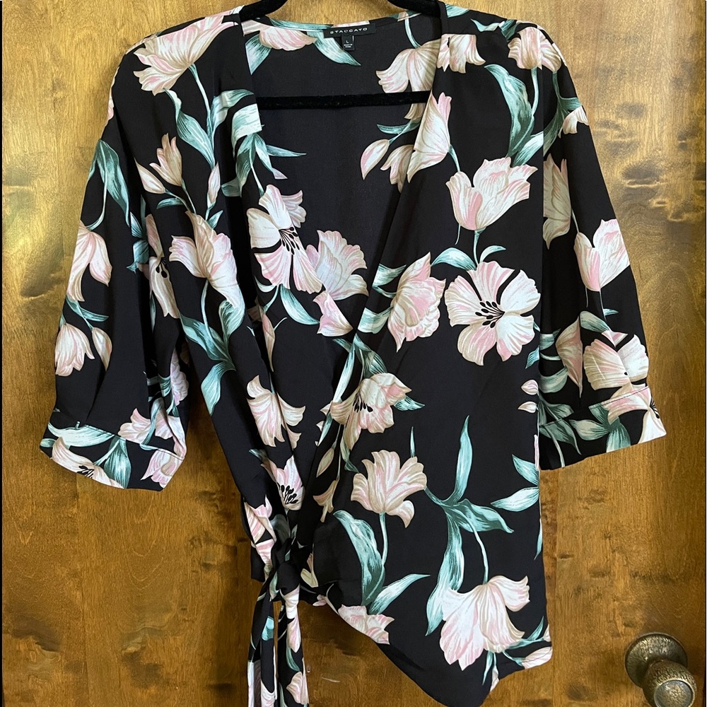Ladies floral blouse. Size Large. Like new condition.